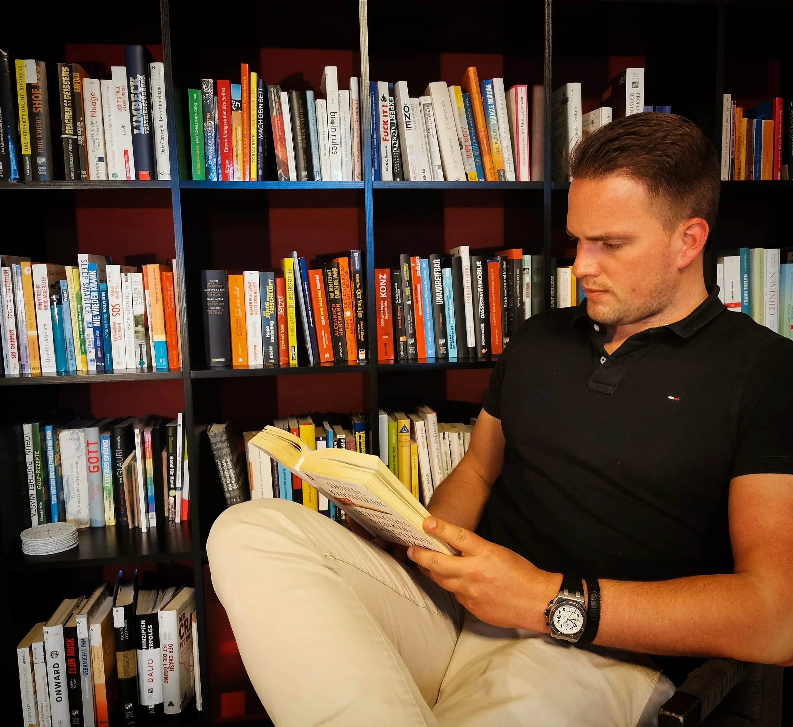 Maurice Bork in seiner Bibliothek beim Lesen